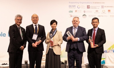 HKHS Vice-Chairman Prof Ling Kar-kan poses for a photo with other guest speakers.